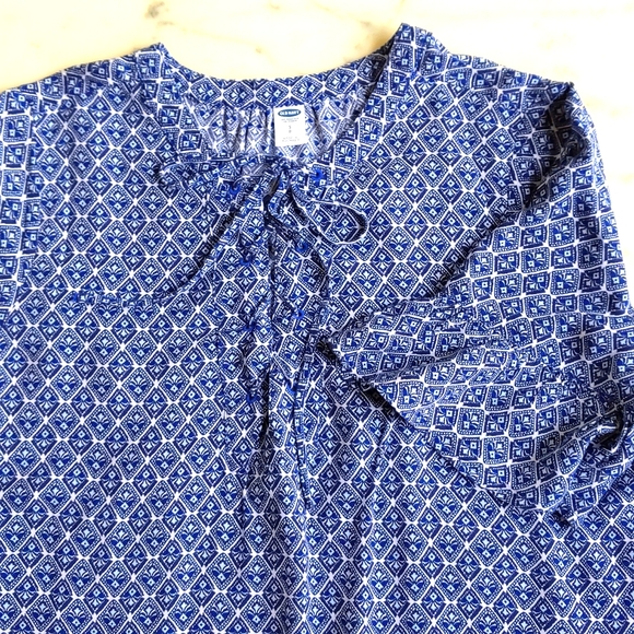 NWOT. Old Navy 100% Rayon Blue Patterned Front Design/Ruffle Short Sleeve Blouse - Picture 4 of 4